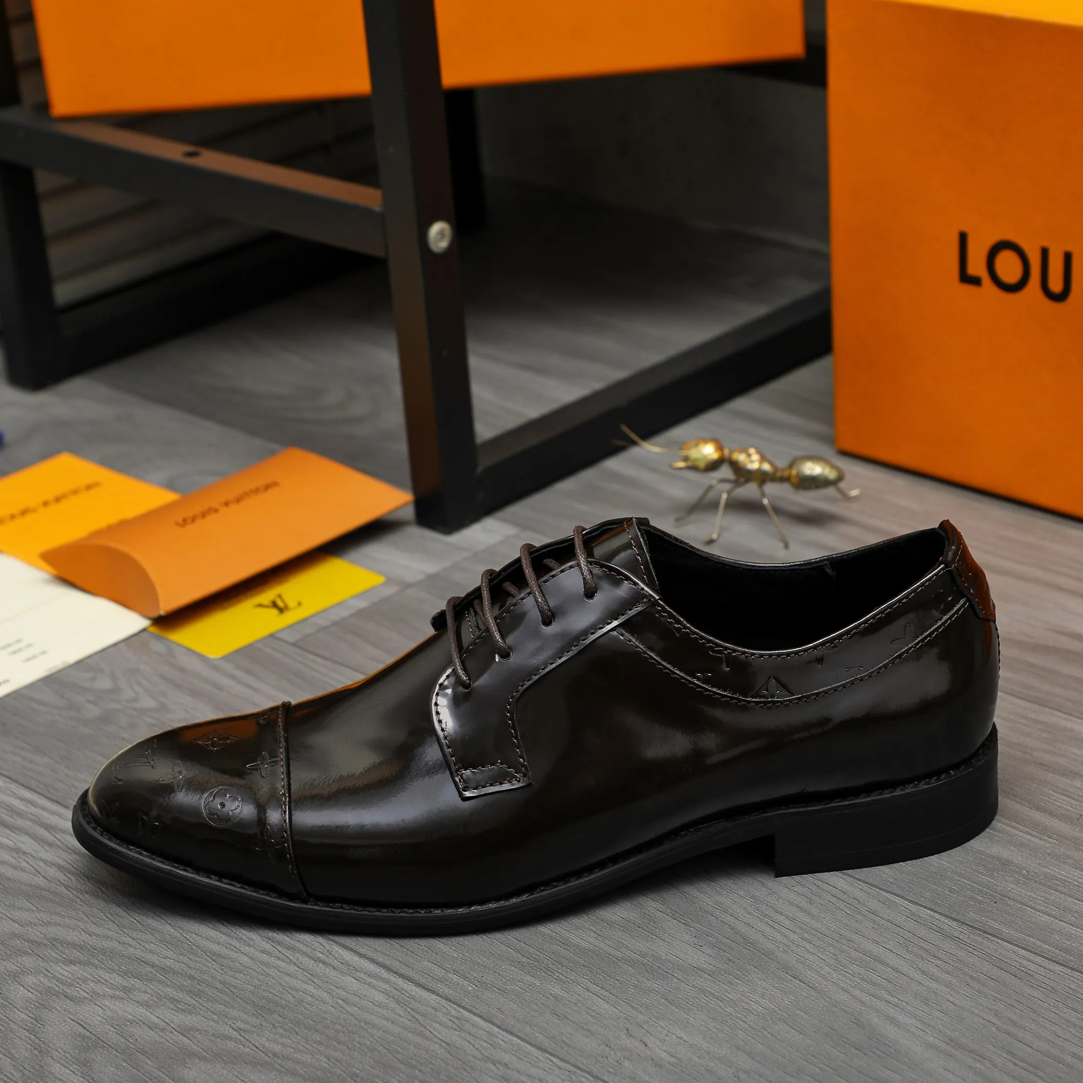 Men's shoes 💰p460 Product trademark: LV (Louis Vuitton) business lace-up leather shoes True size: 39-44 Product material: Selected lacquered cowhide stitching embossed cowhide upper, cowhide lining, original rubber outsole